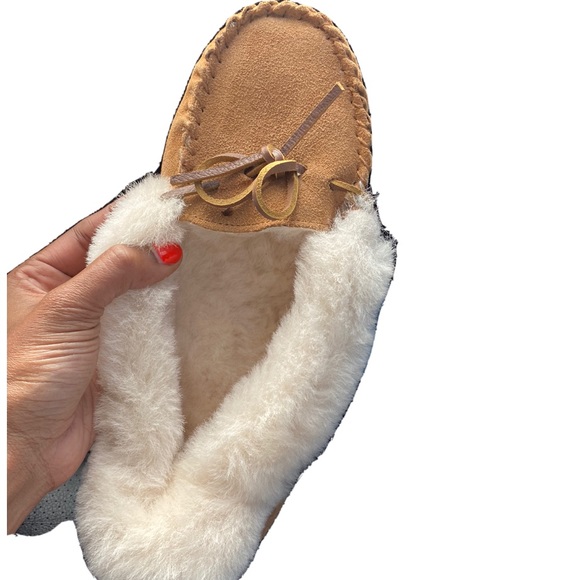 ❤️SOLD❤️Vineyard Vines Womens Suede Shearling Moccasin Slippers - Picture 2 of 4